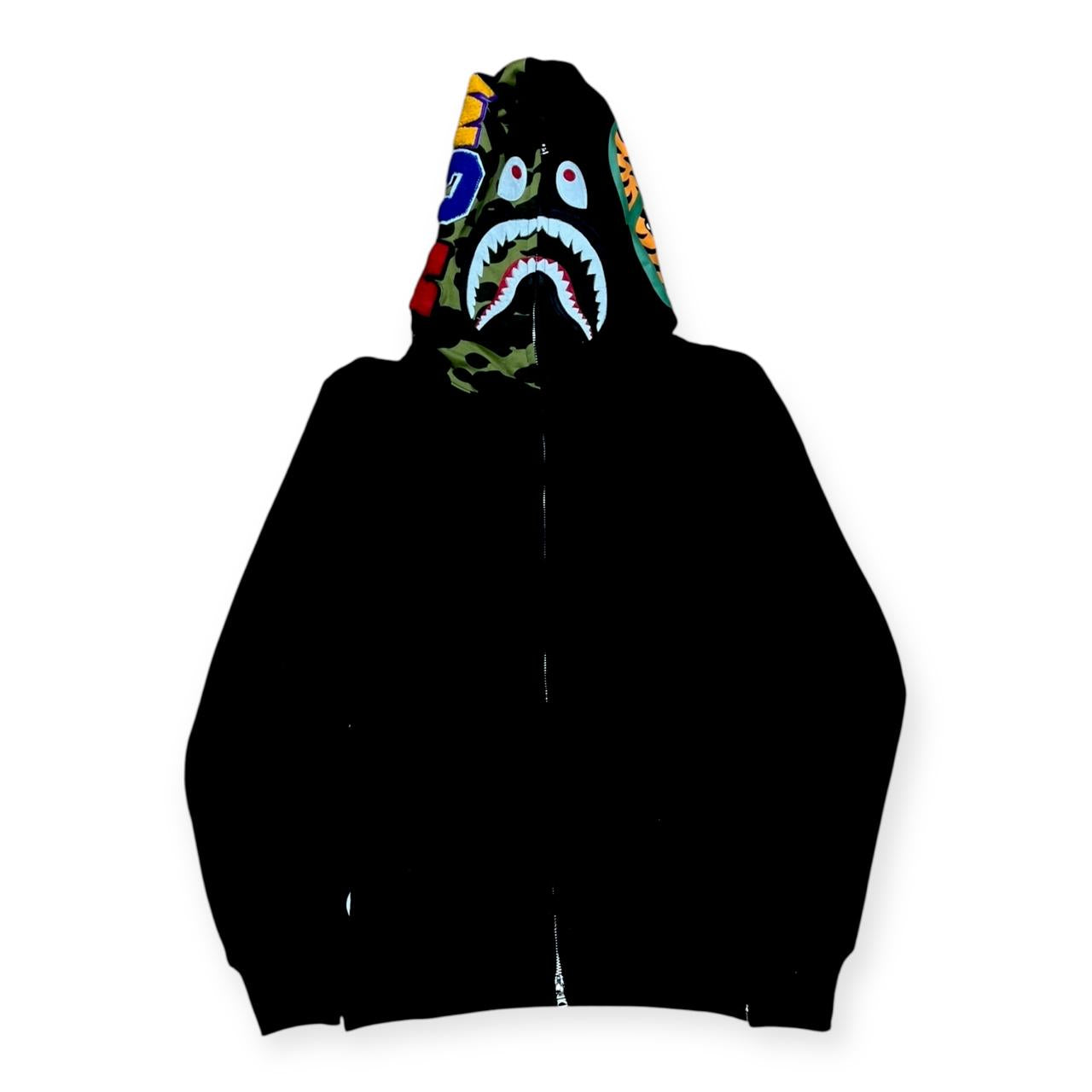 CHAQUETA BAPE SHARK NEGRA CAPOTA CAMUFLADA