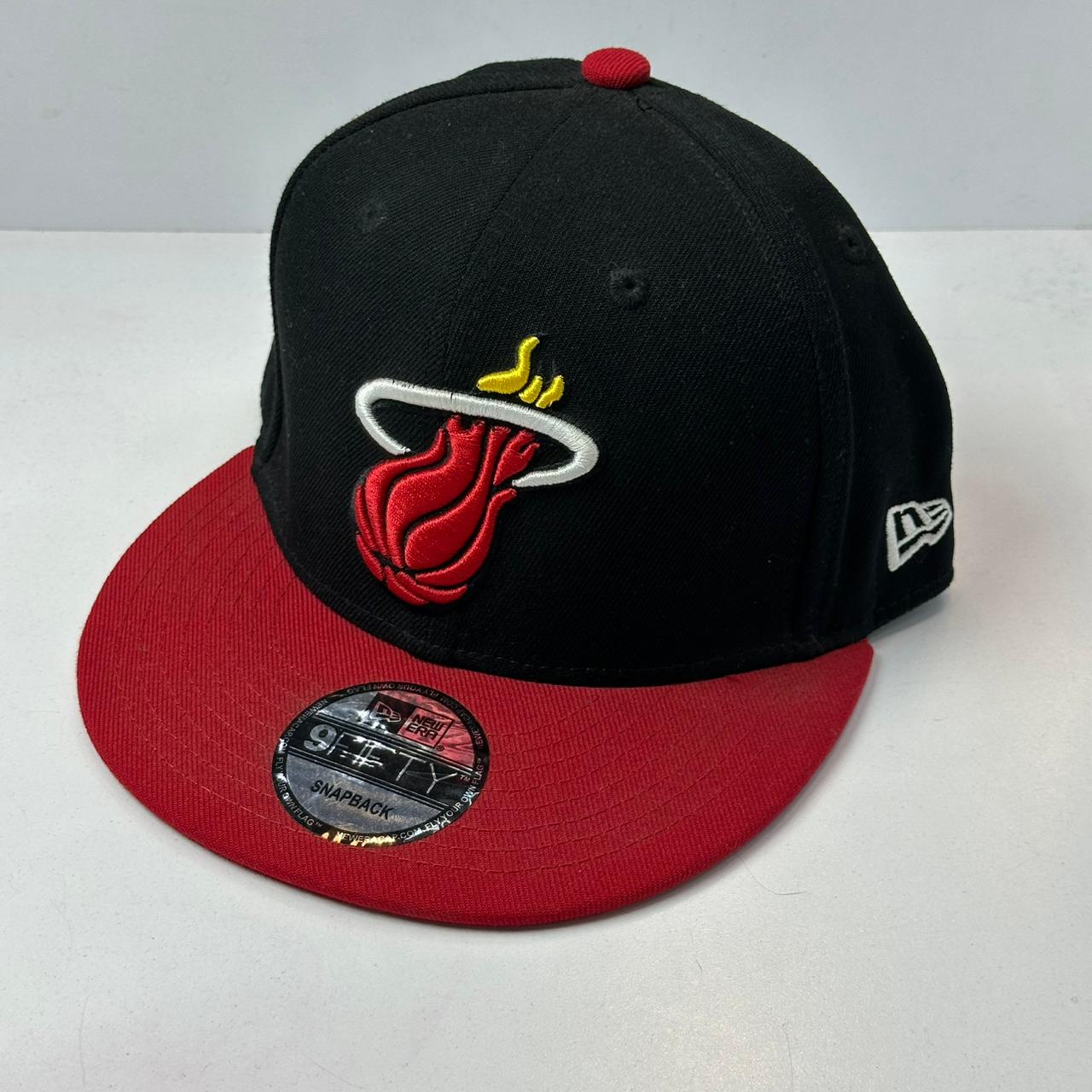 GORRA PLANA MIAMI HITS NEGRA/ROJA