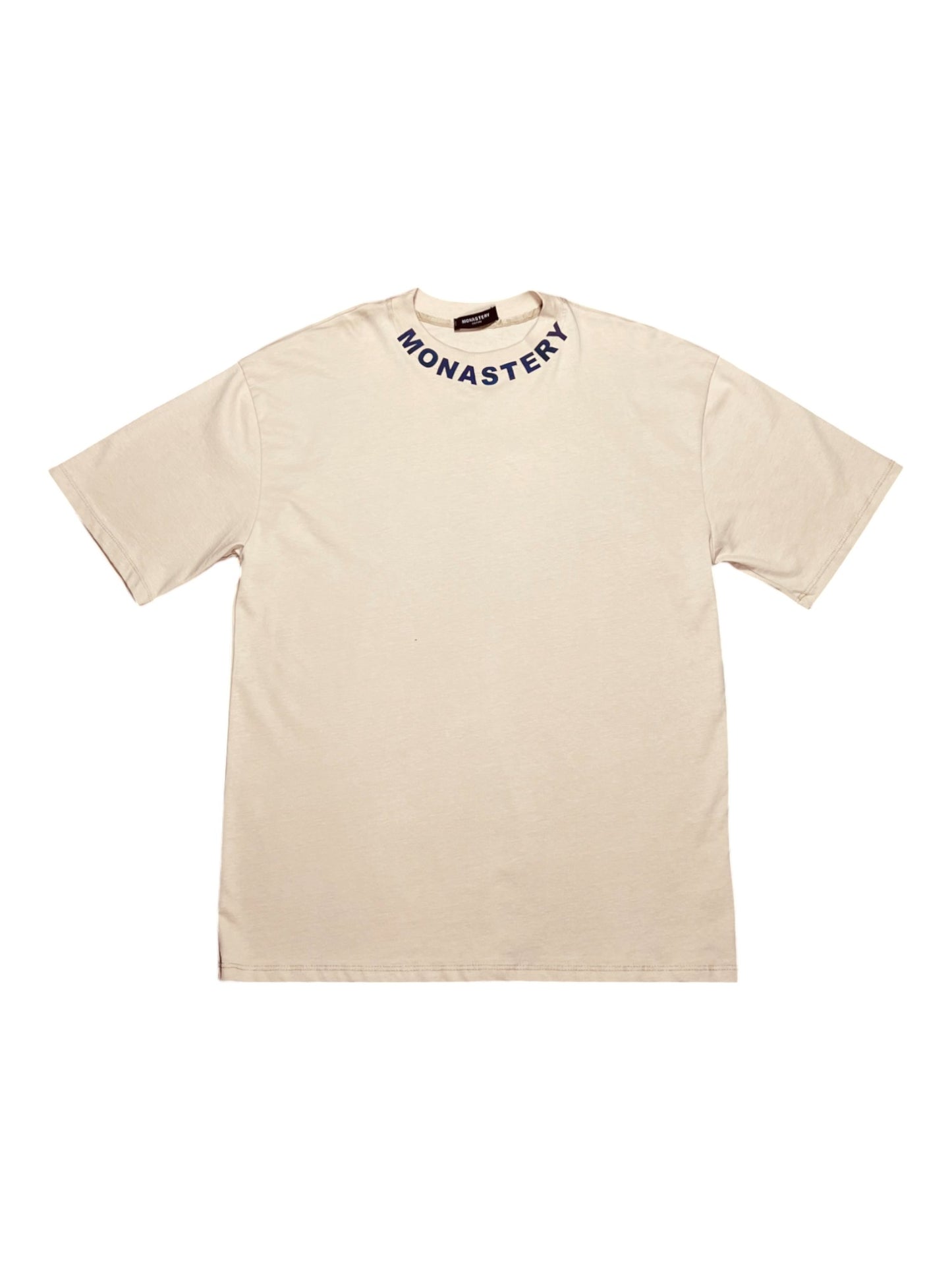 CAMISETA MONASTERY BEIGE LETRAS CUELLO