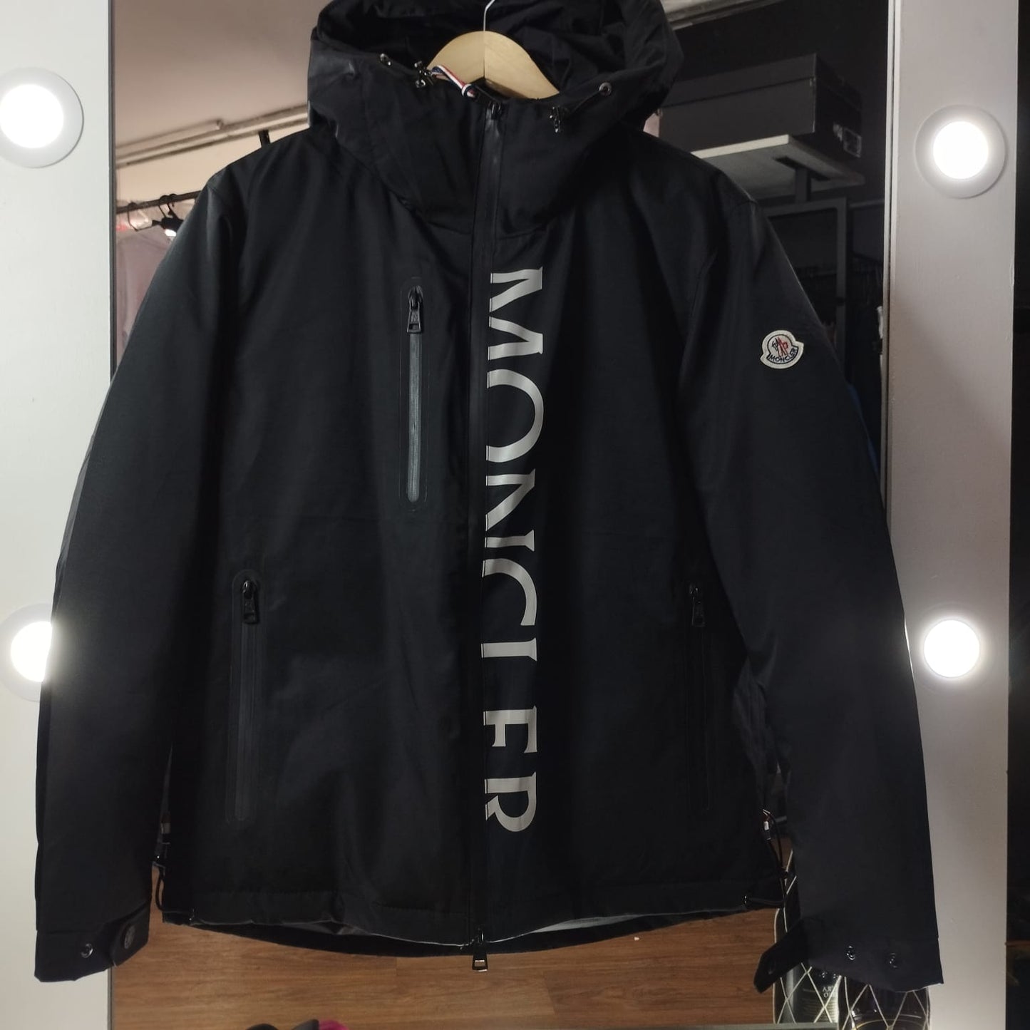 CHAQUETA MONCLER NEGRA PUFFER LETRAS