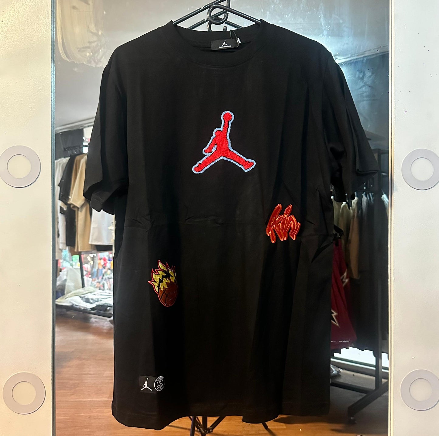 CAMISETA JORDAN NEGRA LOGO ROJO