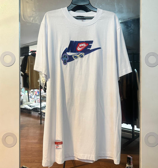 CAMISETA NIKE BLANCA LOGO AZUL