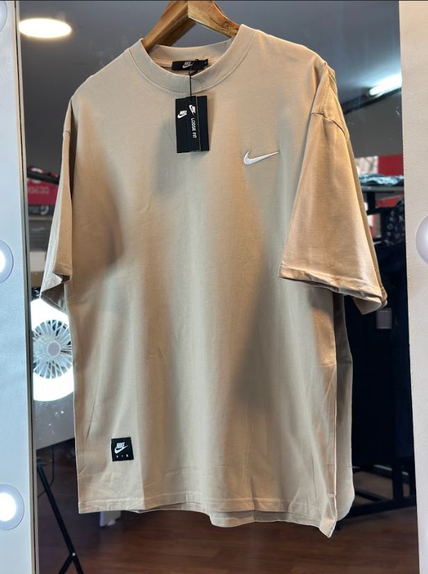 CAMISETA NIKE BEIGE LOGO BORDADO