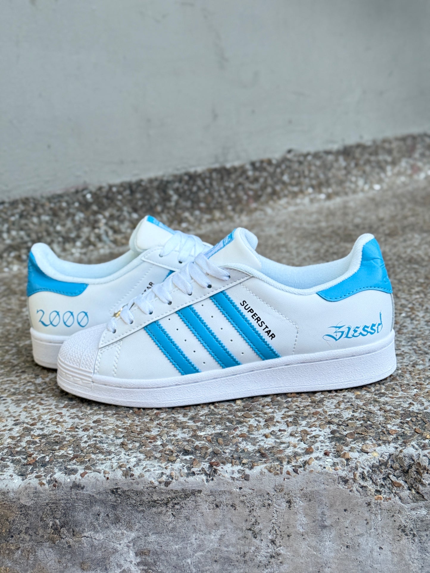 TENIS ADIDAS SUPERSTAR X BLESSD