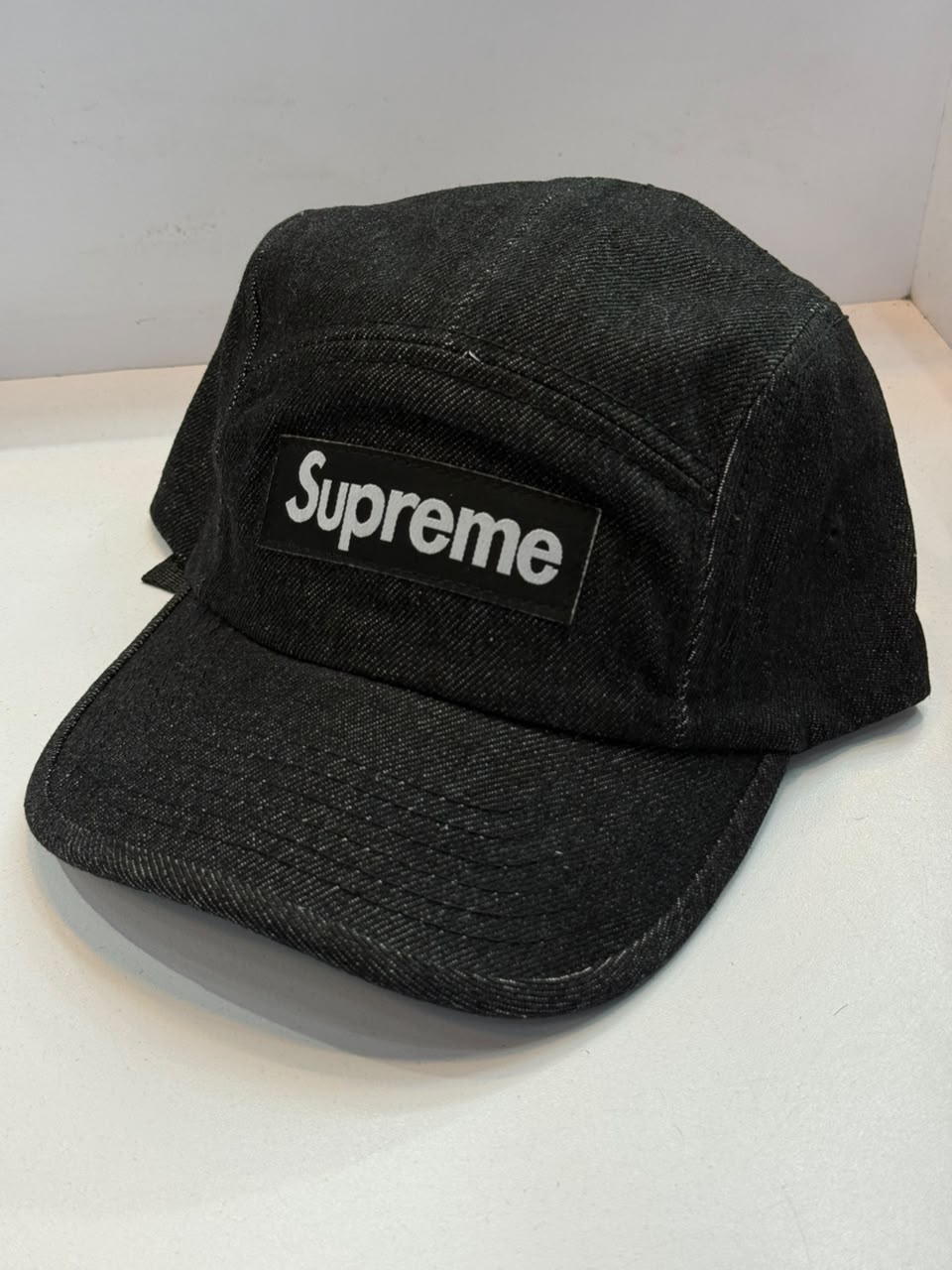 GORRA SUPREME GRIS OSCURO