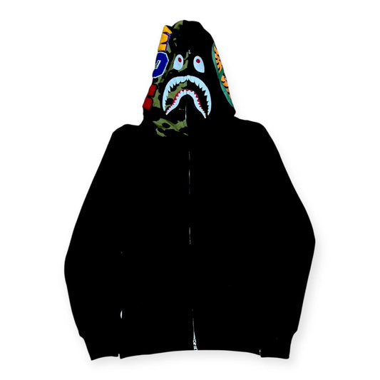 CHAQUETA BAPE SHARK NEGRA CAPOTA CAMUFLADA
