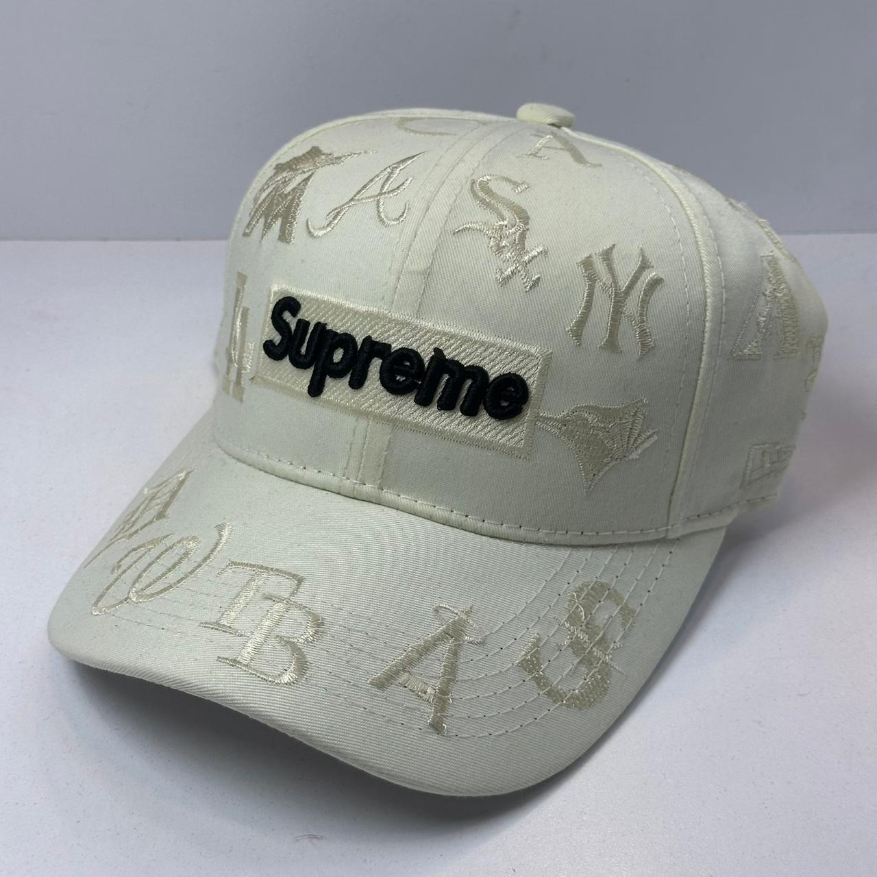GORRA SUPREME MULTILOGO BLANCO HUESO
