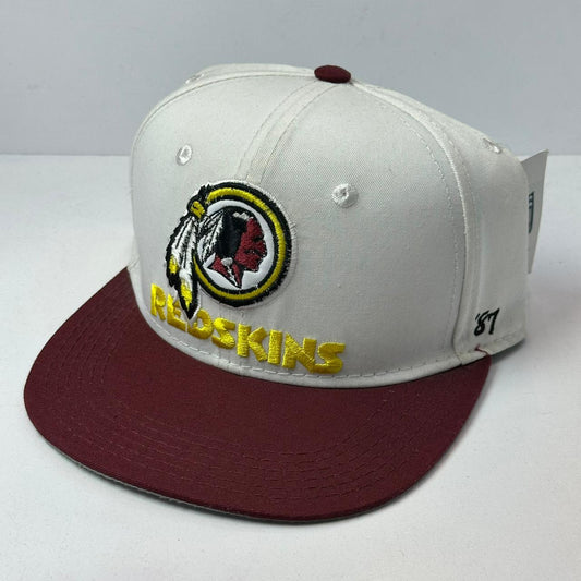 GORRA PLANA REDSKINS BLANCA/VINOTINTO