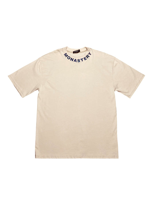 CAMISETA MONASTERY BEIGE LETRAS CUELLO